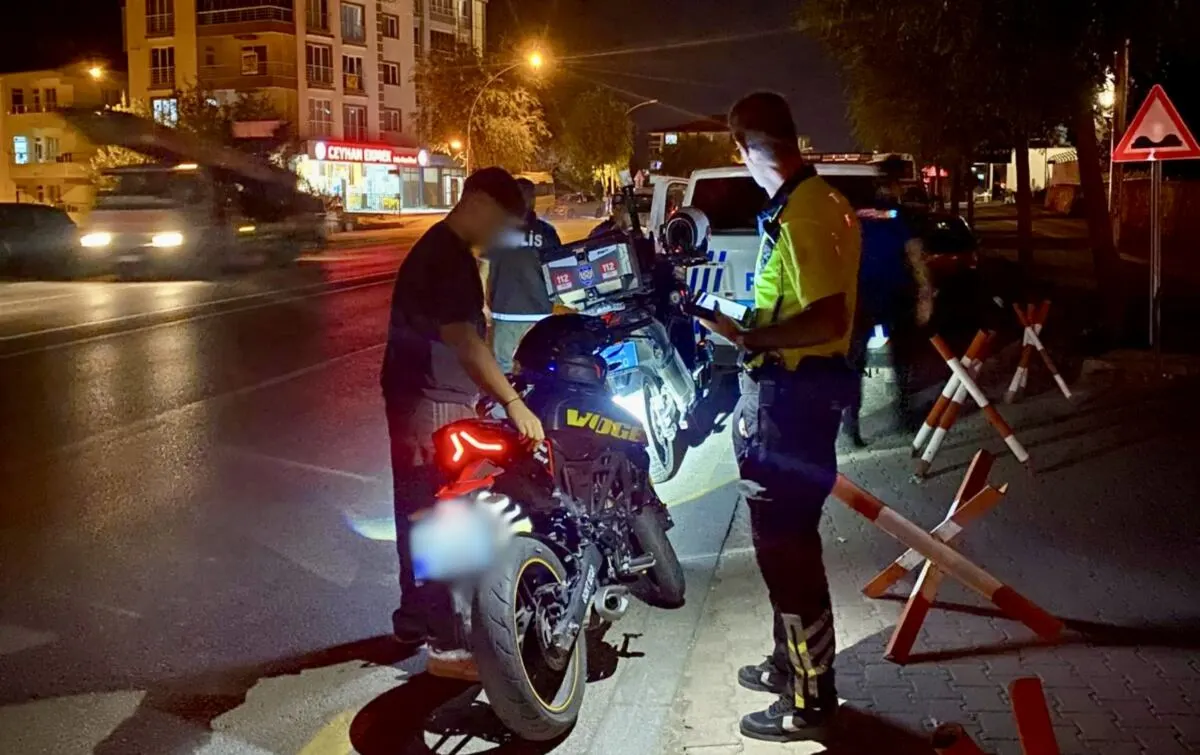Malatya’nın Battalgazi ilçesinde polis ekiplerinin gerçekleştirdiği uygulamada şüpheli şahıslar ile