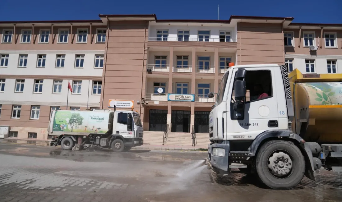 Battalgazi’de Okullar Eğitim Dönemine Hazırlanıyor Battalgazi’de okulların bahçeleri, girişleri ve çevreleri ekiplerce temizlenip yıkandı.