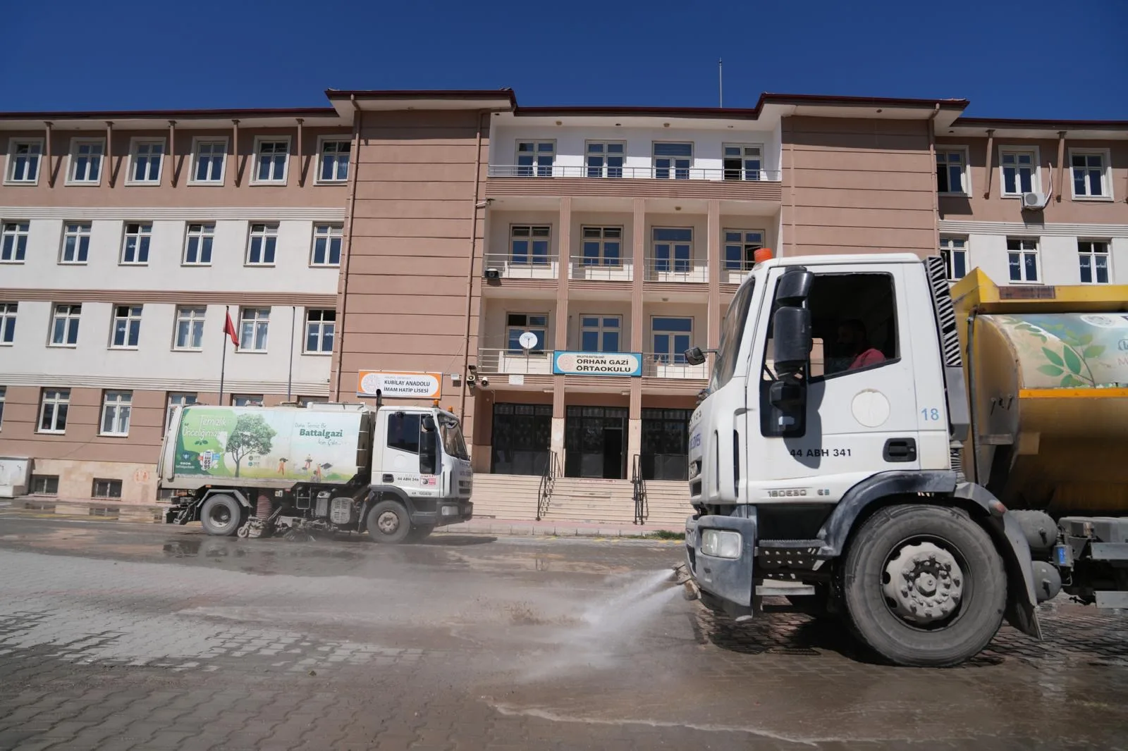 Battalgazi’de okulların bahçeleri, girişleri ve çevreleri ekiplerce temizlenip yıkandı.