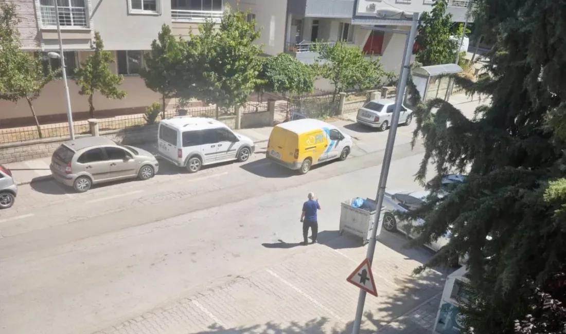 Apartman sakinleri, konteynerlerin yerleri ve oluşan çevre sorunları için belediyeye
