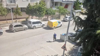 Apartman sakinleri, konteynerlerin yerleri ve oluşan çevre sorunları için belediyeye