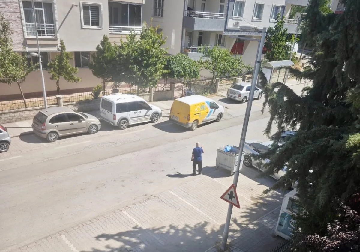 Apartman sakinleri, konteynerlerin yerleri ve oluşan çevre sorunları için belediyeye