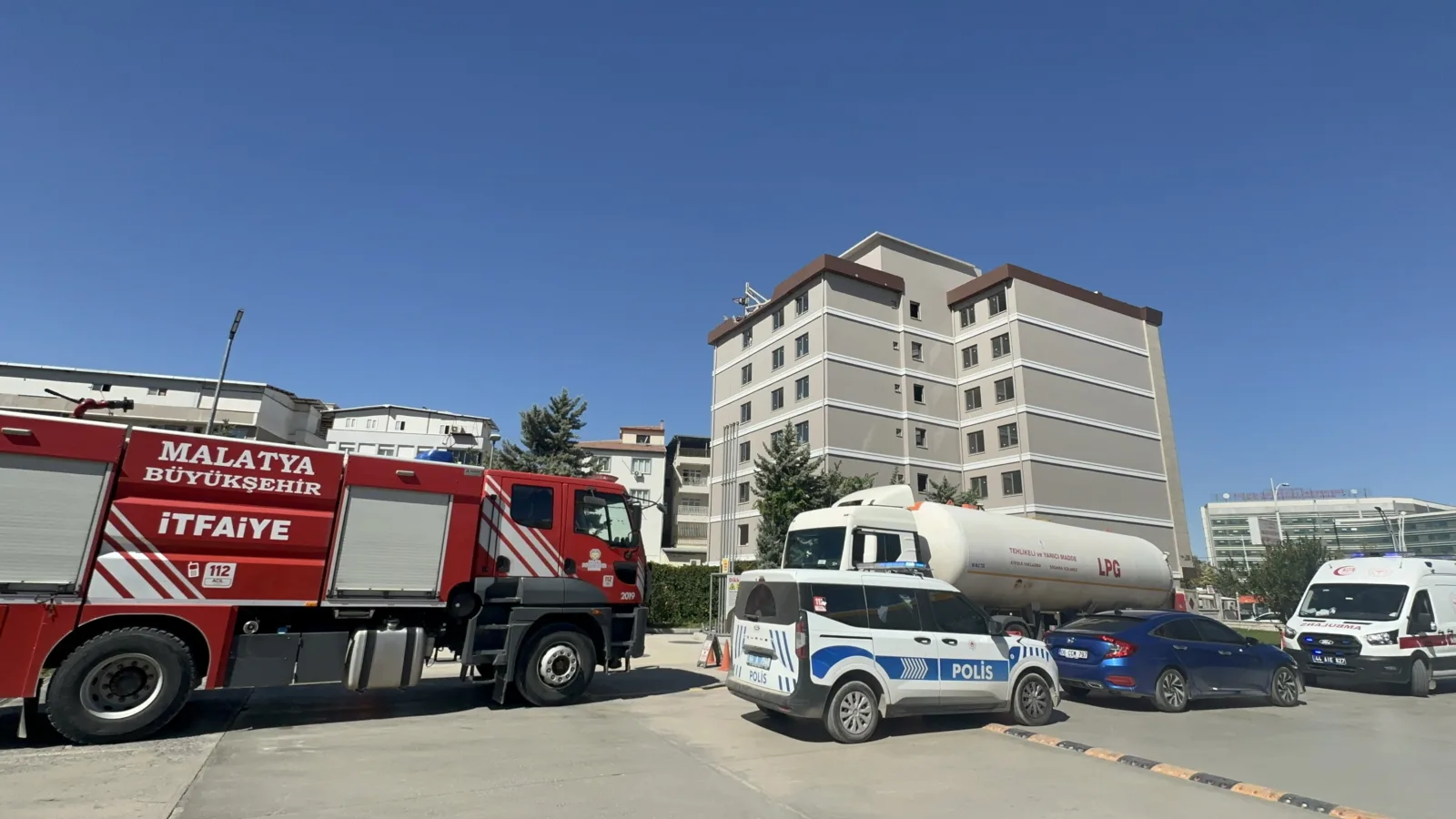 Kentte bir genç inşaat çatısına çıkarken, bir kişi de evde
