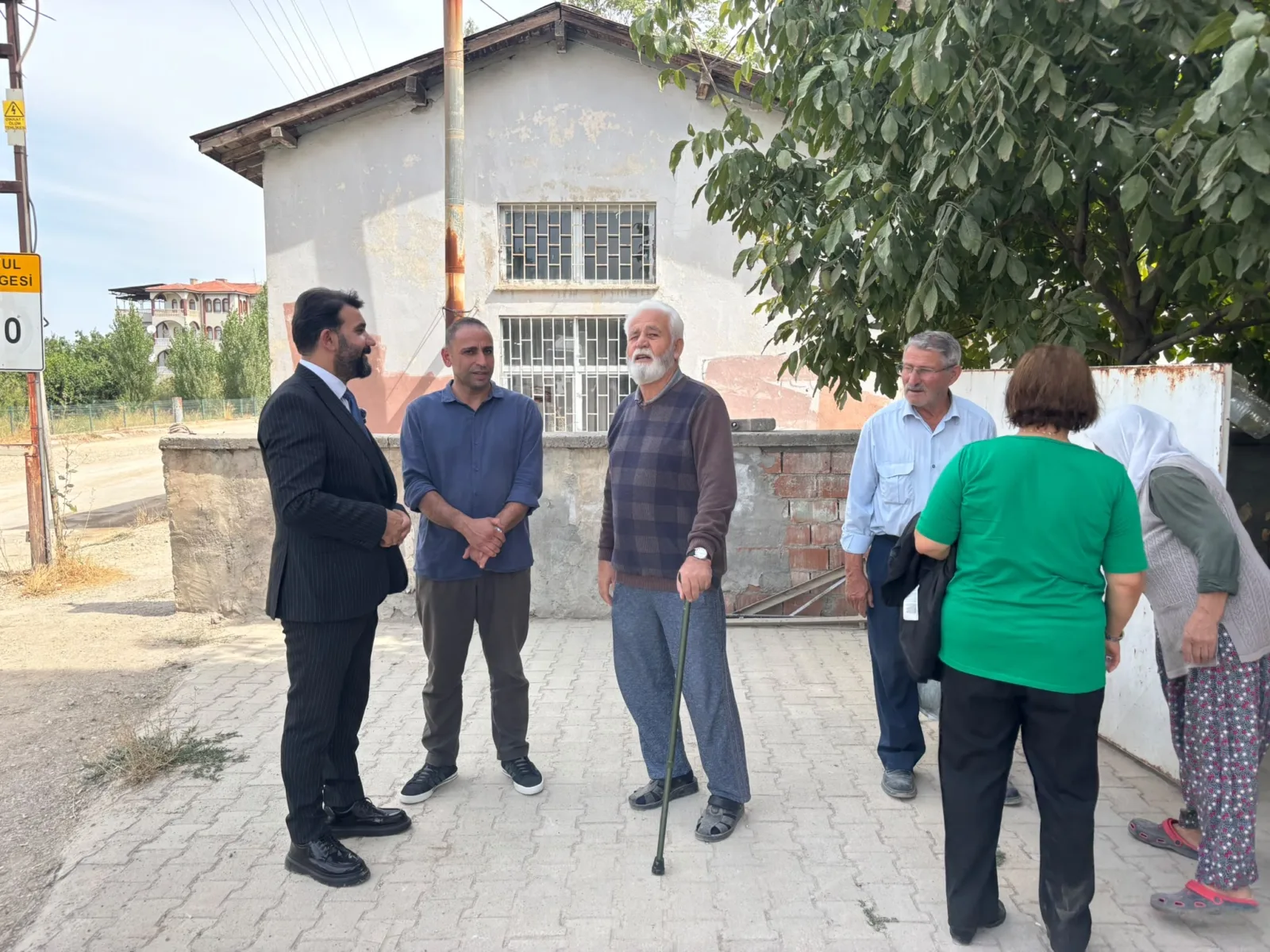 Sami Mehmet Budak, asfaltlanmayan yolların mağduriyet yarattığını belirterek okul projesinin