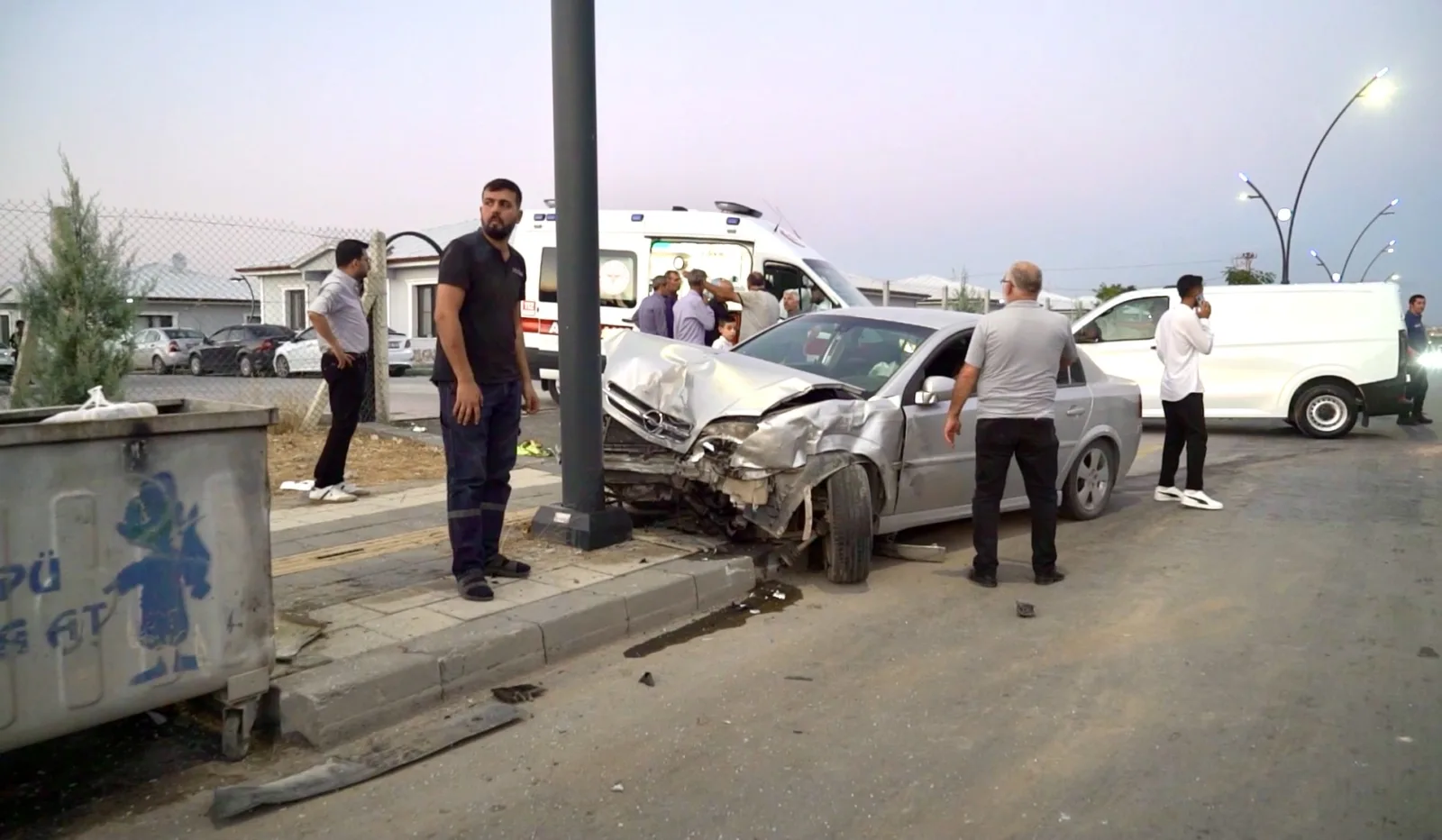 Malatya-Sivas karayolundaki kazada iki otomobil çarpışırken araçlarda hasar oluştu.