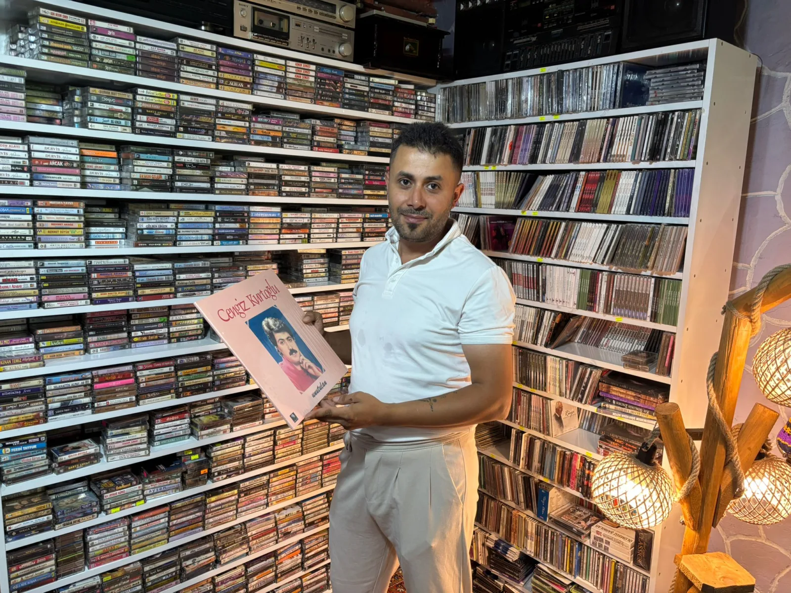 Mustafa Aşan’ın hediye plakçalarla başlayan merakı, yaklaşık 2 bin 500