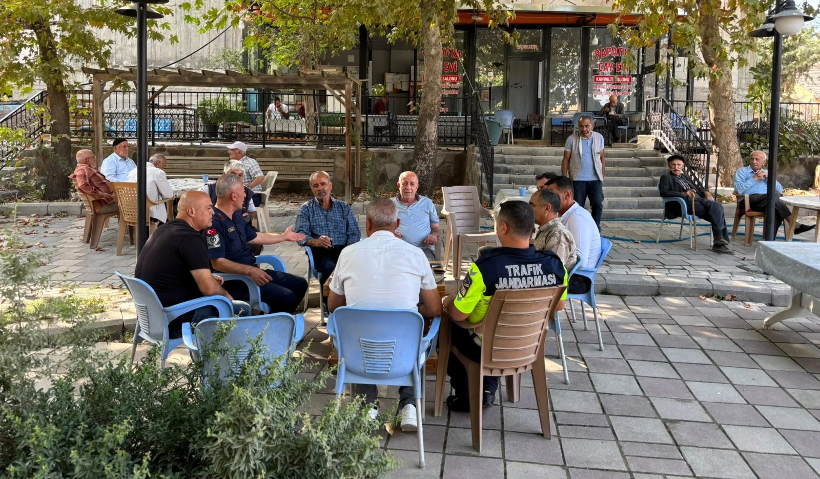 Hasan Koçhan, esnaf ve mahalle sakinleriyle kurduğu yakın iletişimle Dileklilerin