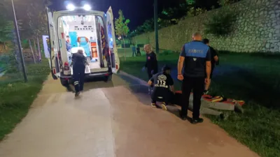 Derme Deresi Parkı’nda scooter’dan düşen kişiye zabıta ve güvenlik görevlileri