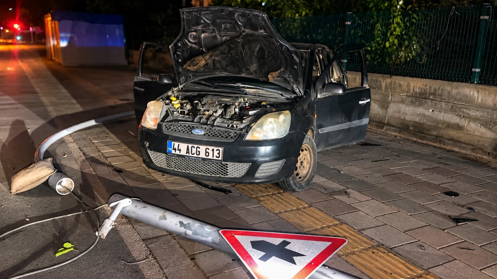 Kuyuönü Mezarlığı mevkisindeki kazada kontrolden çıkan otomobildeki 2 kişi yaralandı.