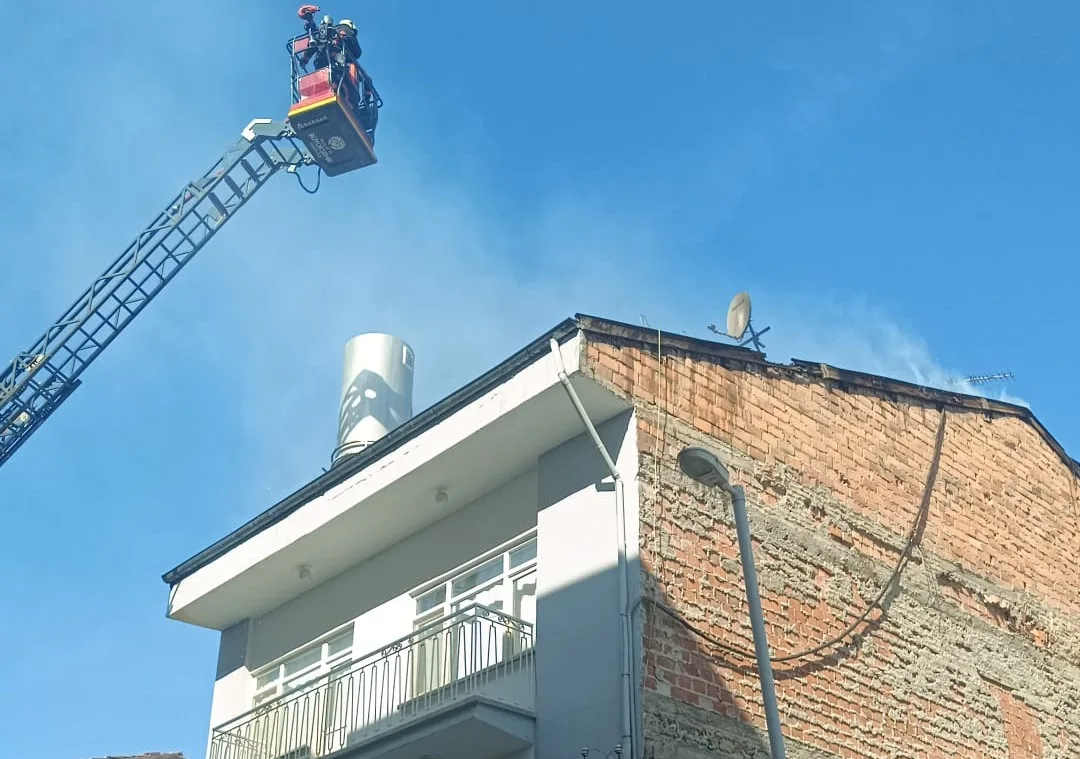 Hamidiye Mahallesi’ndeki yangında can kaybı ve yaralanma yaşanmazken, çatıda maddi