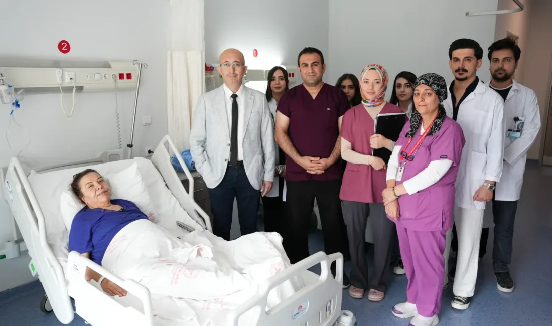 Karın ağrısı ve şişkinlik şikâyetiyle hastaneye başvuran kadından, 40 santimetreyi