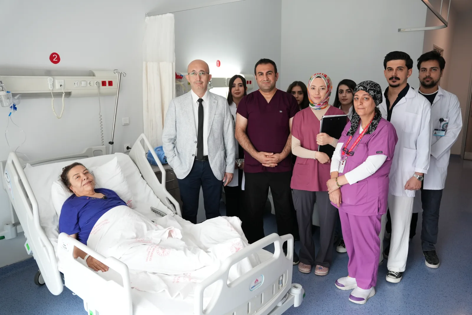 Karın ağrısı ve şişkinlik şikâyetiyle hastaneye başvuran kadından, 40 santimetreyi