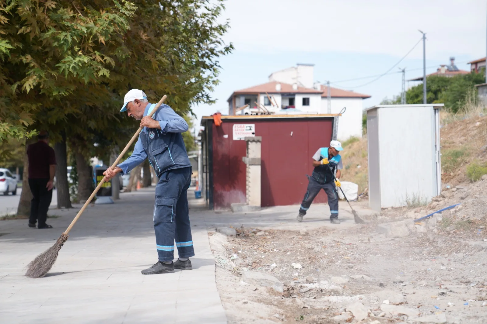 Çatyol Konteyner Çarşısı’nda boşalan bölümler, ekipler tarafından temizlendi.