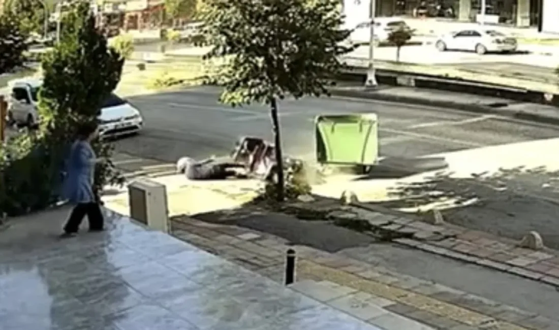 Malatya’da minibüs motosiklete çarptı: Kaza kamerada Fahri Kayahan Bulvarı’nda karşı şeride geçen minibüsün motosiklete çarpma anı