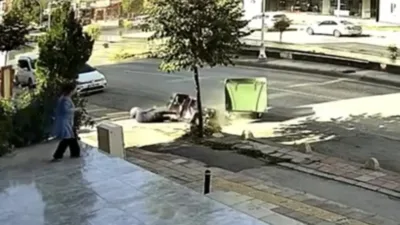 Fahri Kayahan Bulvarı’nda karşı şeride geçen minibüsün motosiklete çarpma anı