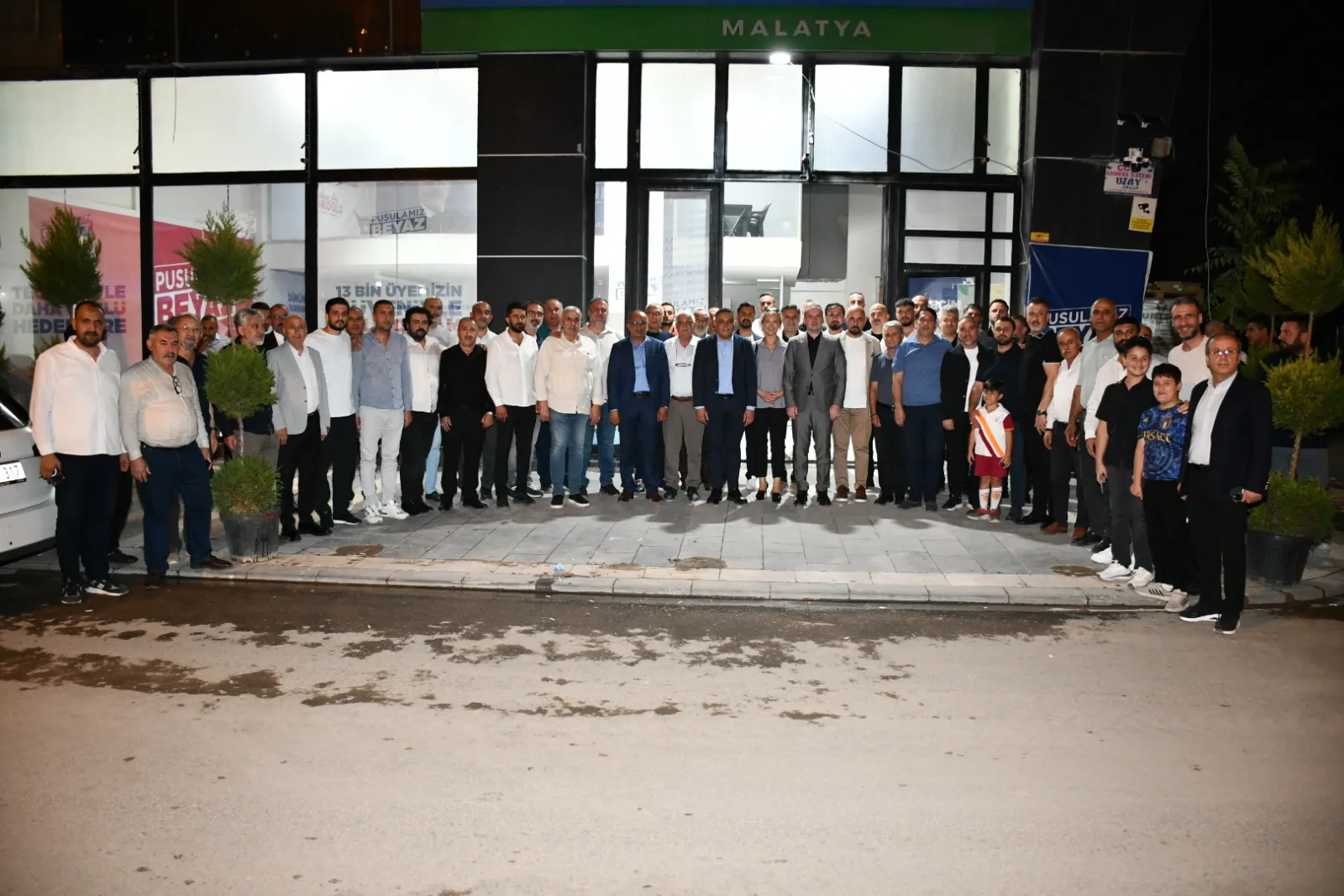 Salih Karademir, Mahmut Boyraz ve Oğuzhan Atay Sadıkoğlu’na başarı diledi.