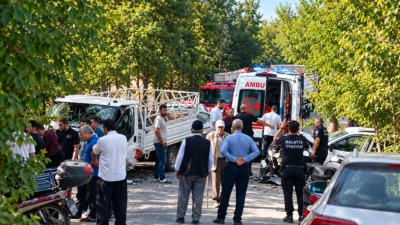 Battalgazi’deki kazada araçta sıkışan sürücü, itfaiye ekiplerinin müdahalesiyle kurtarıldı.