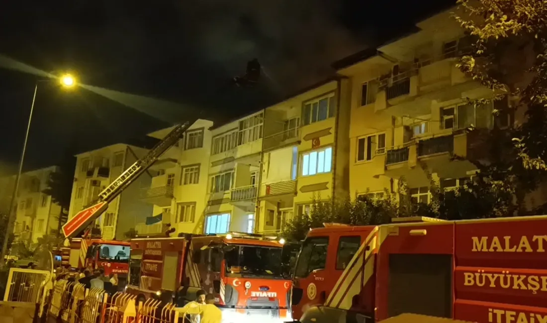 Koyunoğlu Mahallesi’ndeki yangın, itfaiye ekiplerinin müdahalesiyle söndürüldü; çatıda maddi hasar