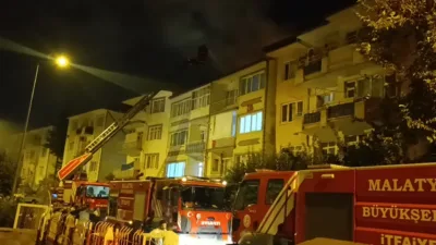 Koyunoğlu Mahallesi’ndeki yangın, itfaiye ekiplerinin müdahalesiyle söndürüldü; çatıda maddi hasar