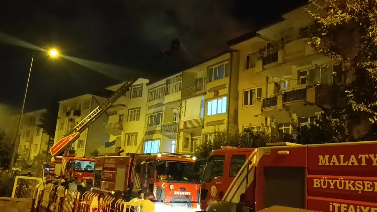 Koyunoğlu Mahallesi’ndeki yangın, itfaiye ekiplerinin müdahalesiyle söndürüldü; çatıda maddi hasar