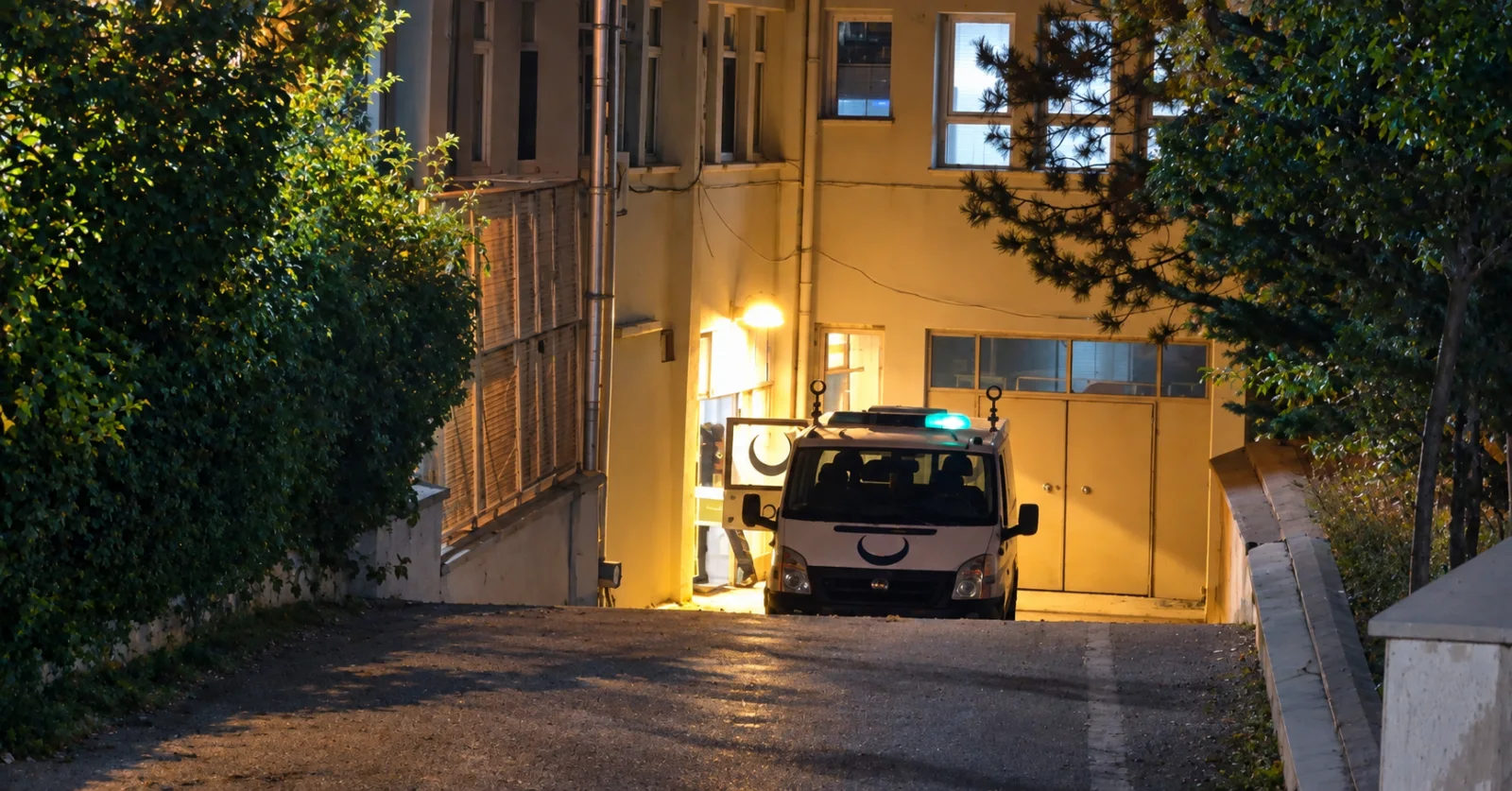 Oğlu tarafından bıçaklandığı iddia edilen 62 yaşındaki Mithat Ekici, hastanede