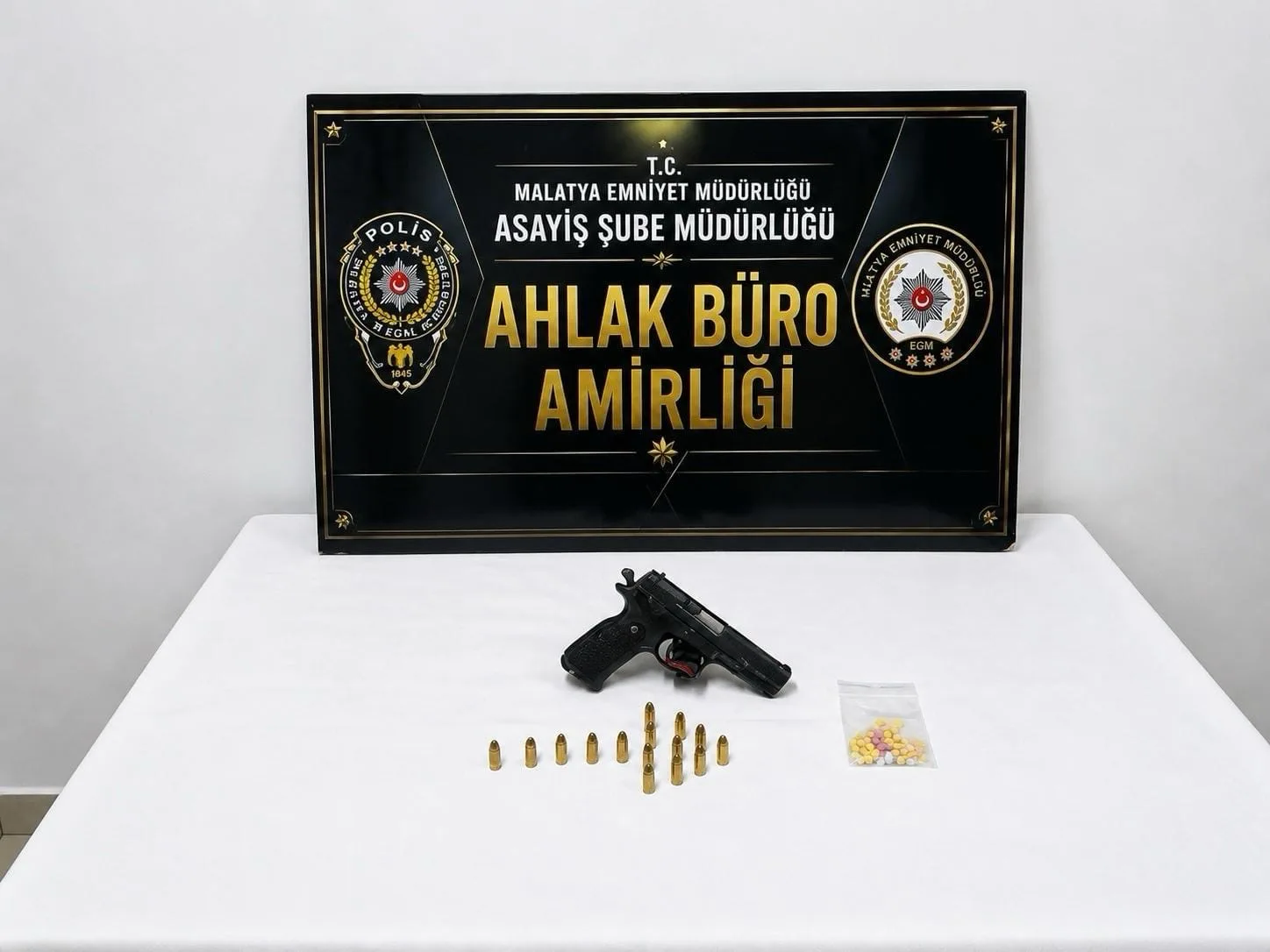 Denetimlerde ruhsatsız tabanca, 15 fişek ve 25 sentetik ecza hapı