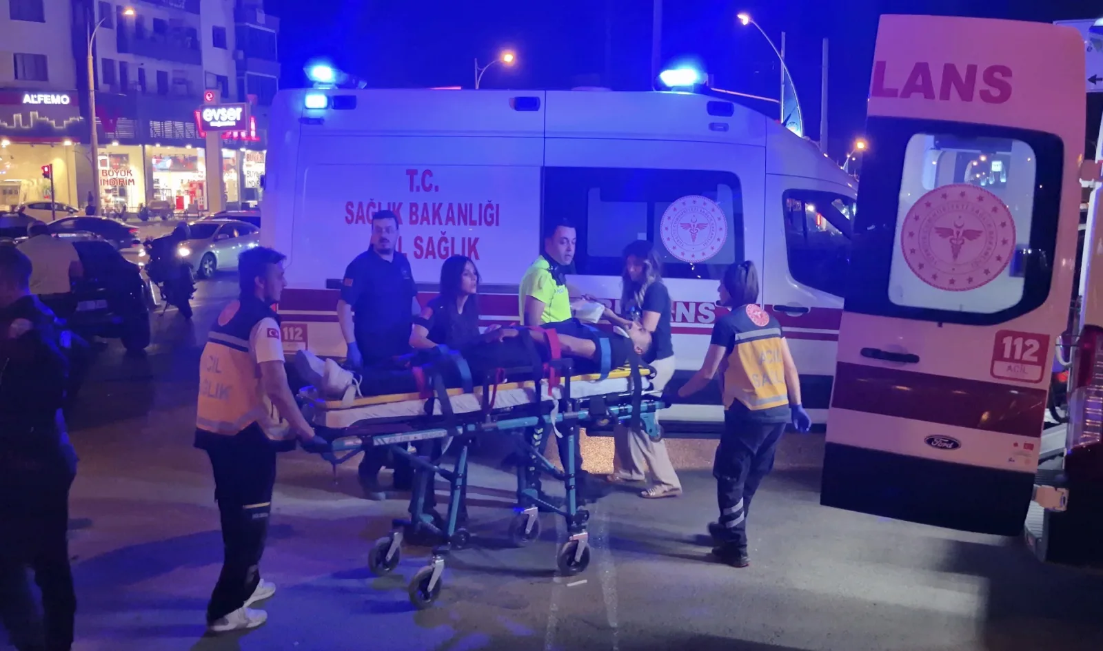 Çevreyolundaki kazada otomobillerden biri çarpışmanın etkisiyle ters döndü.
