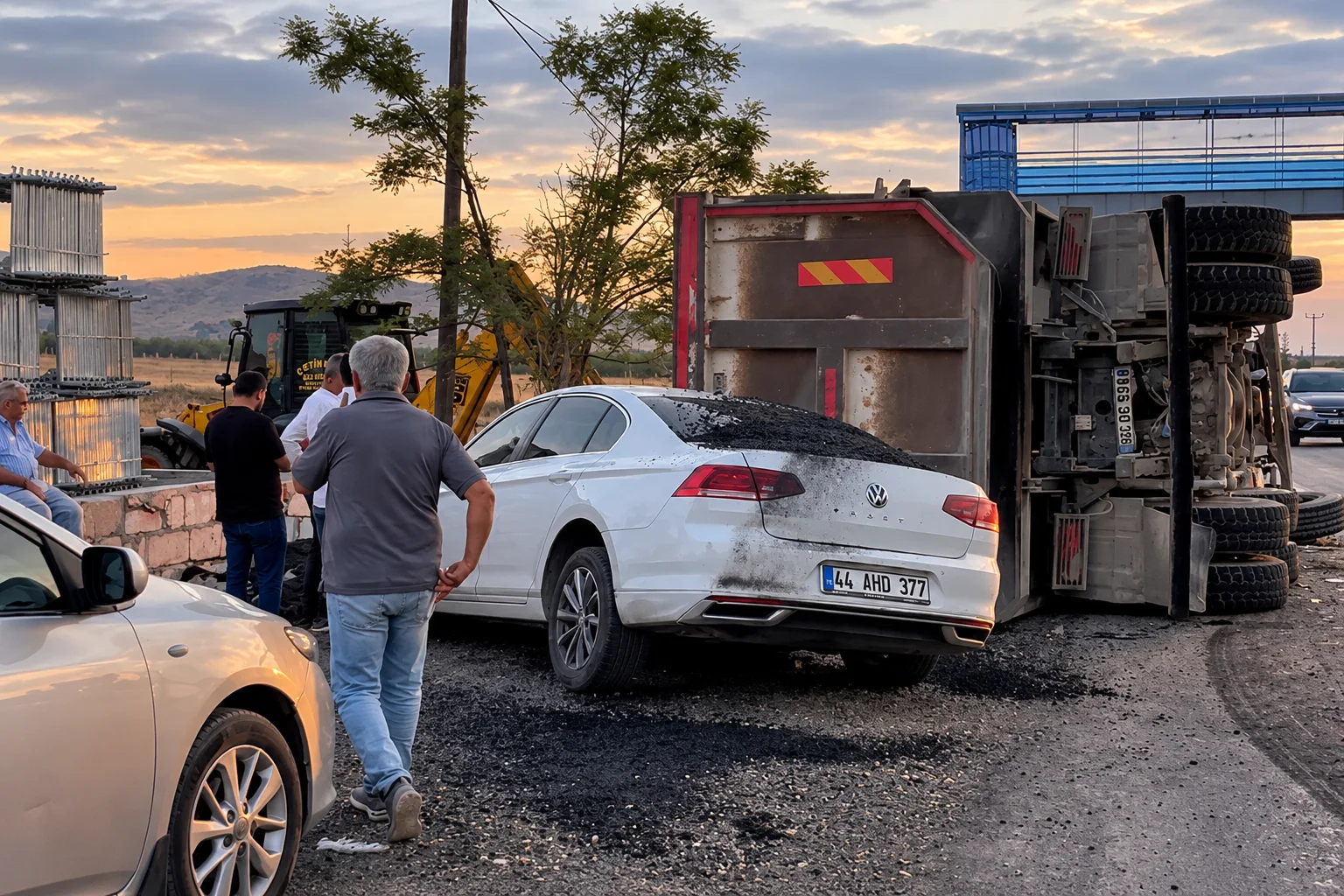 Yeşilyurt’ta yolun karşısındaki aracına gitmek isteyen katibe kamyon çarptı; iki