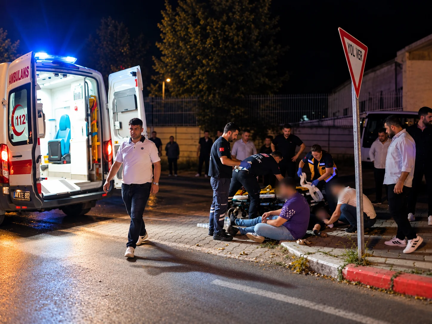Yeşilyurt’ta kontrolden çıkan transit minibüs, yol kenarındaki ağaca çarparak durabildi.