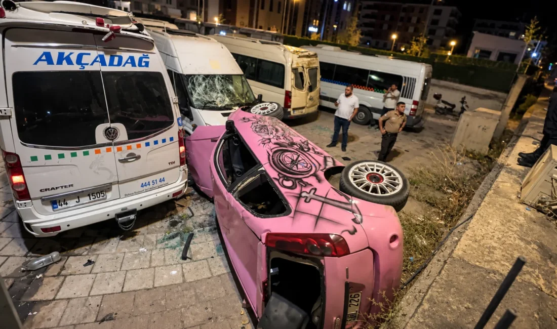 Malatya’da otomobil otoparka uçtu: 3 minibüse çarptı Çevreyolunda kontrolden çıkan otomobil, otoparktaki 3 minibüse çarparak takla attı;