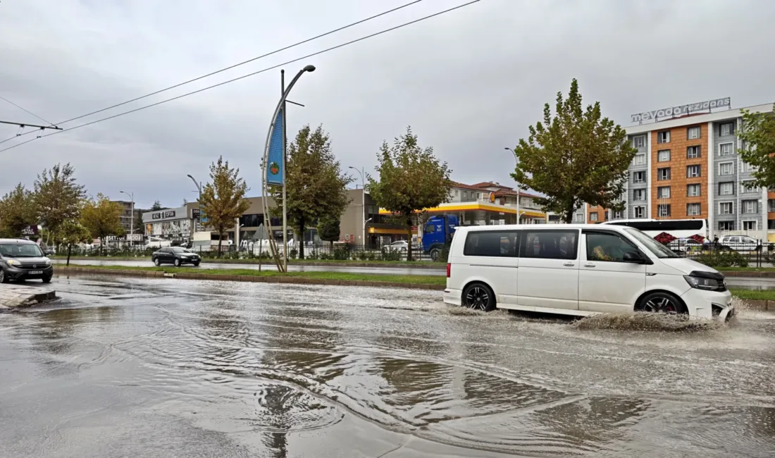 Yaklaşık 10 dakika süren sağanak, özellikle çevreyolunda sürücülerin ilerlemekte güçlük