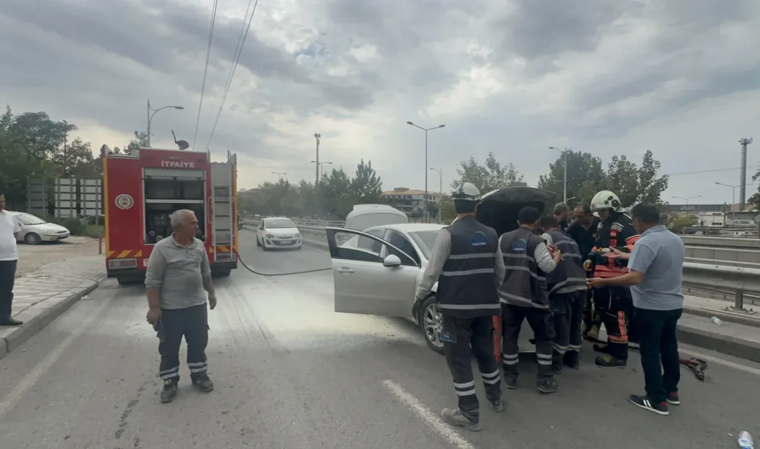 Motor bölümündeki yangın, vatandaşların tüplü müdahalesiyle kontrol altına alındı; yan