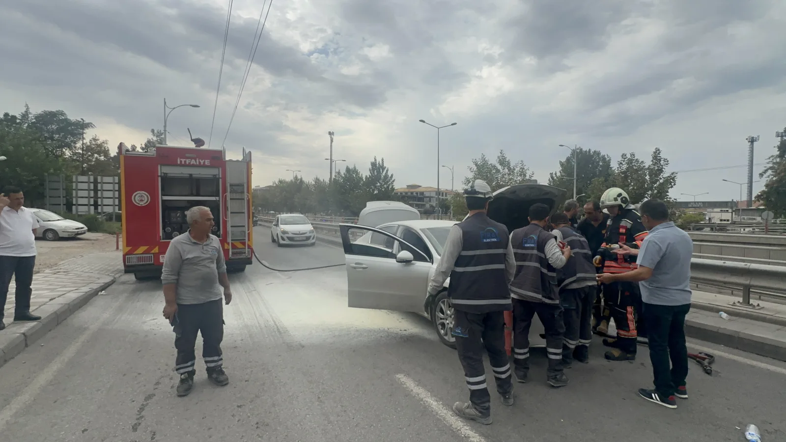 Motor bölümündeki yangın, vatandaşların tüplü müdahalesiyle kontrol altına alındı; yan