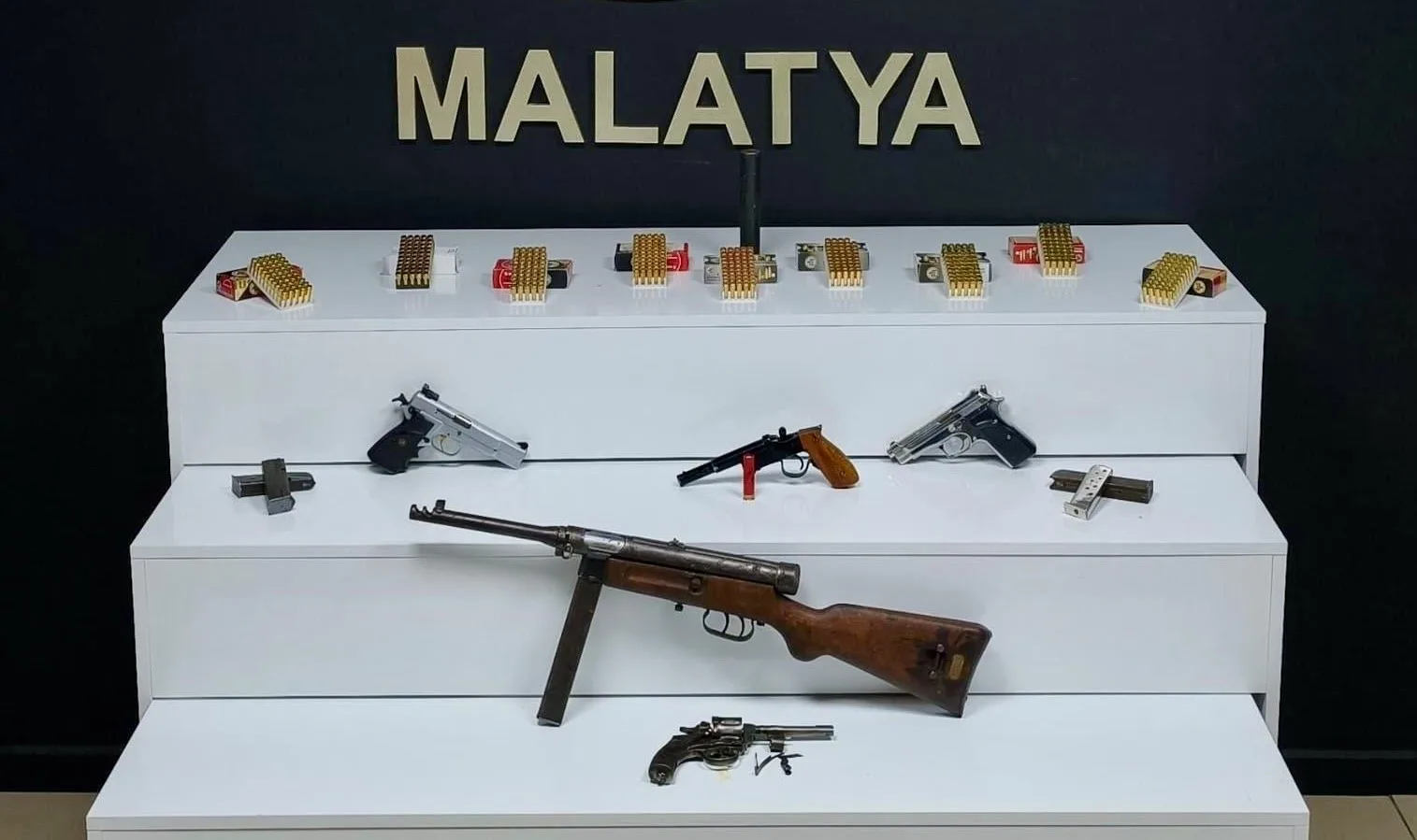 8 adrese düzenlenen operasyonda 8 ruhsatsız silah ve 515 fişek