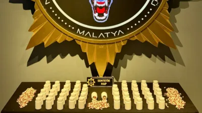 Operasyonda 2 bin 920 sentetik ecza hap ele geçirilirken 4