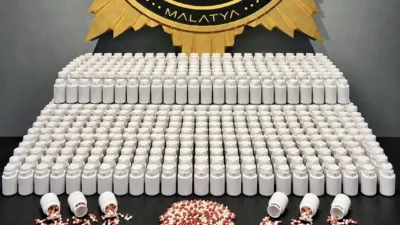 Sokak satıcılarına yönelik operasyonda 3 şüpheli gözaltına alındı.