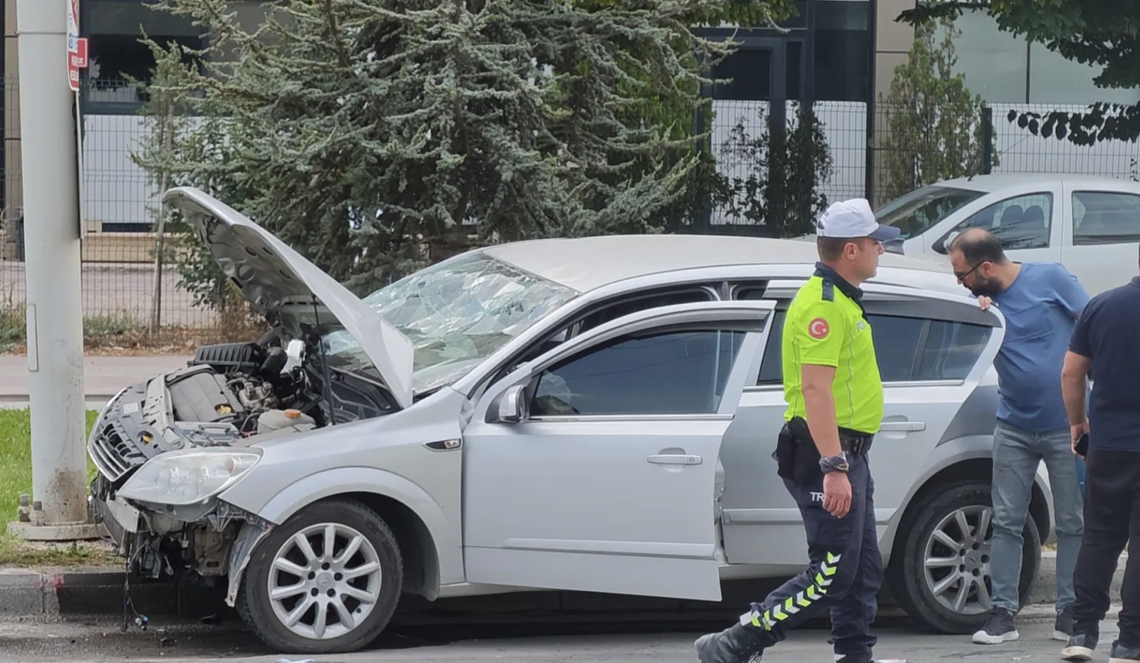 Çöşnük Kavşağı’nda meydana gelen kazada yaralanan 2’si çocuk 4 kişi