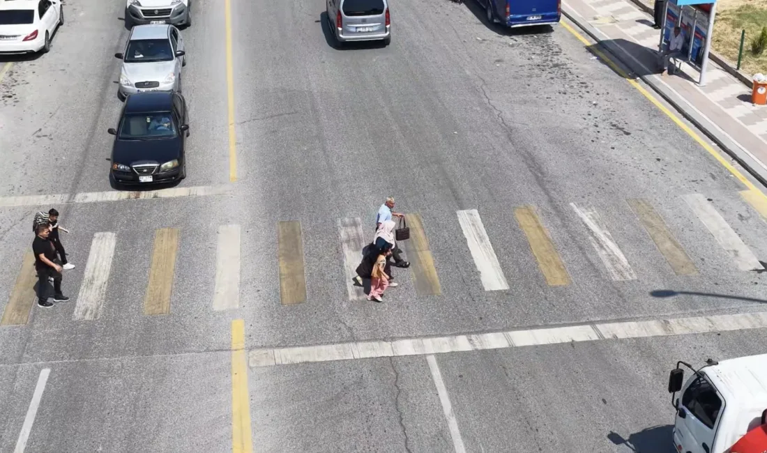 Polis ekipleri, sürücülerin yayalara öncelik verip vermediğini İHA destekli uygulamayla