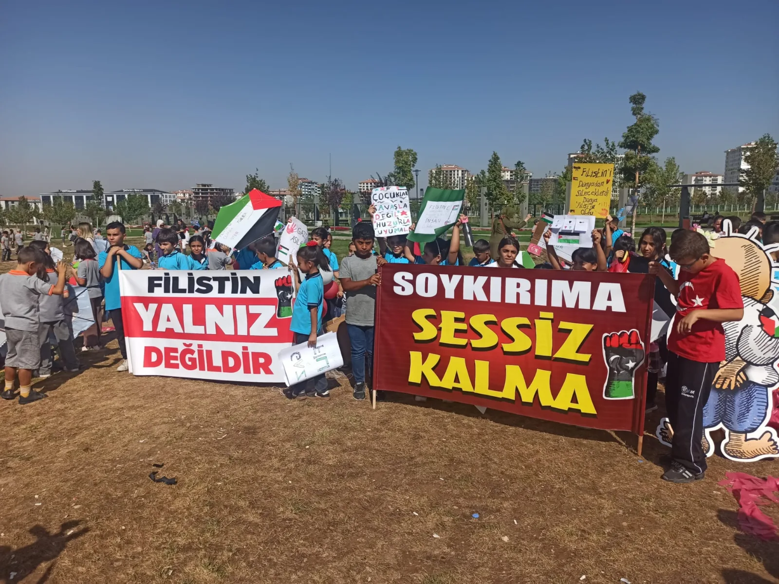 100. Yıl Kent Parkı’ndaki etkinlikte öğrenciler, Filistin’deki çocuklarla dayanışma için