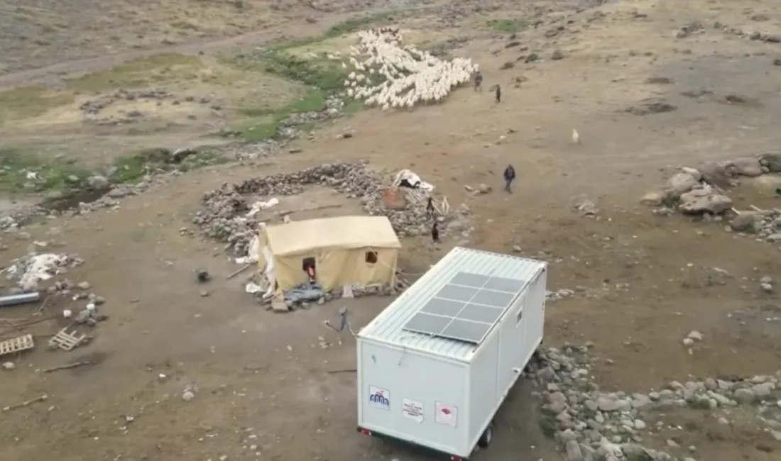 2 bin 600 rakımlı yaylalarda göçer aileler, taşınabilir çoban evleriyle