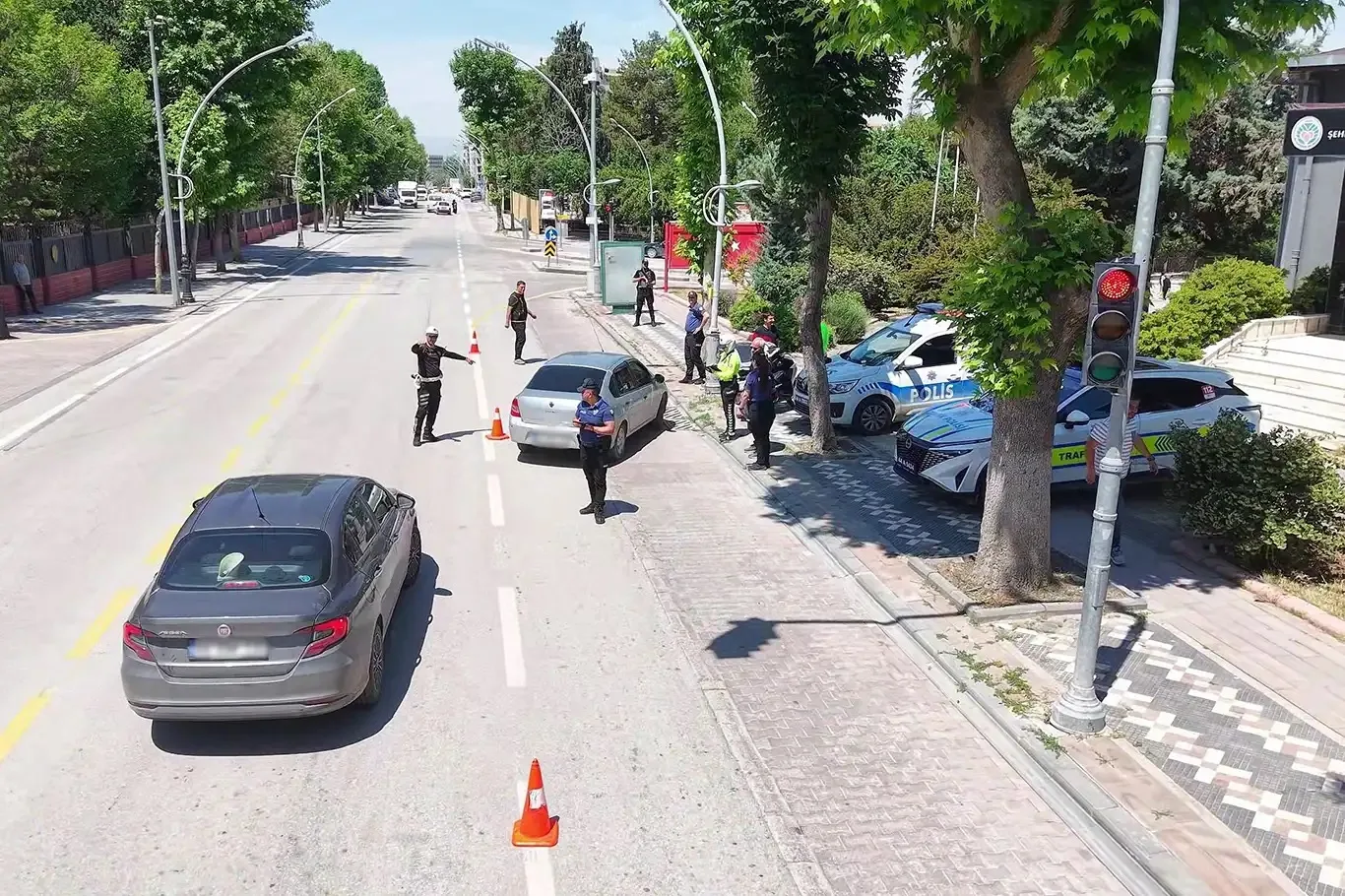 Operasyonlarda 2 bin 447 şüpheli hakkında adli işlem yapıldı.