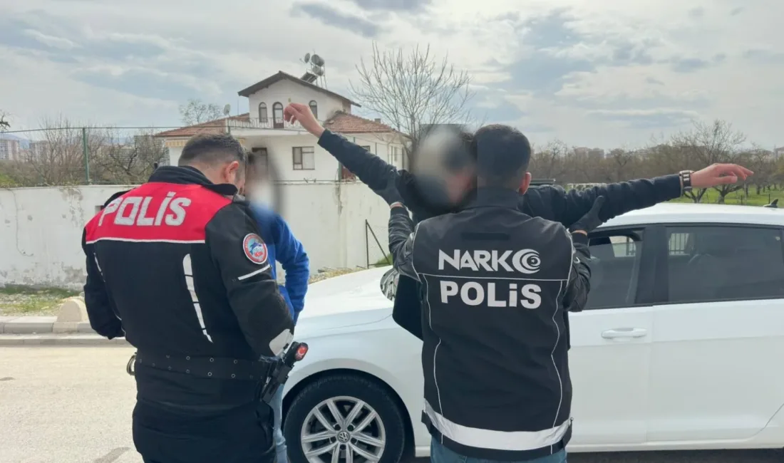Polis ekipleri, okul çevreleri ile park ve bahçelerde şüpheli kişi