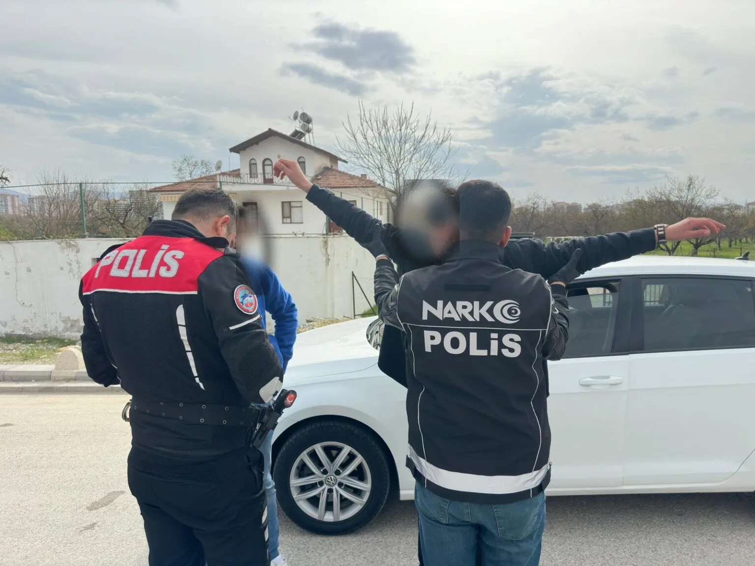 Polis ekipleri, okul çevreleri ile park ve bahçelerde şüpheli kişi