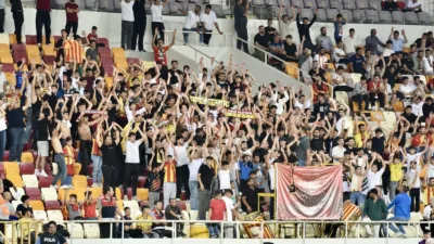 Ak, 3-1’lik Kırıkkale FK galibiyetinin ardından taraftarları takıma destek vermeye