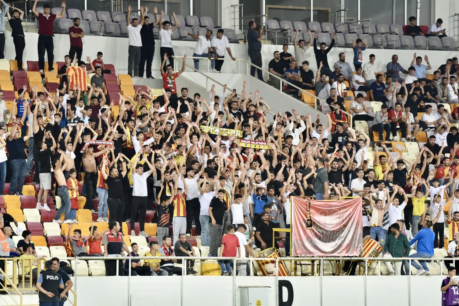 Ak, 3-1’lik Kırıkkale FK galibiyetinin ardından taraftarları takıma destek vermeye