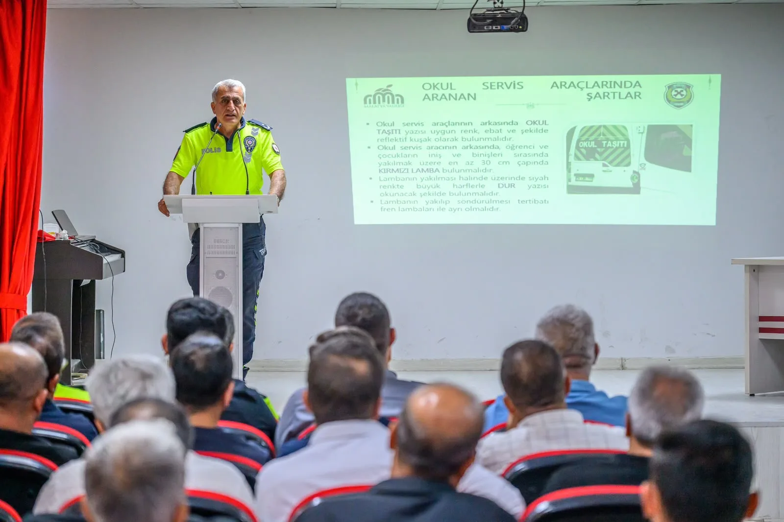 Toplantıda servis sürücüleri ve rehber personele trafik kuralları ile alınması