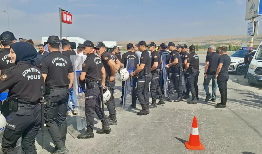 Bölge sakinleri, Mikail Akkuş’un hayatını kaybettiği kazanın ardından trafik ışığı