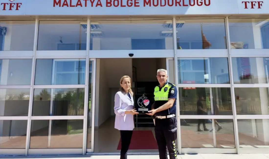 Malatya’da görevli trafik polisi Cengiz Yiğit, üşüyen bir çocuğa kendi