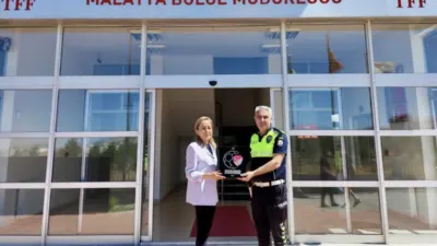 Malatya’da görevli trafik polisi Cengiz Yiğit, üşüyen bir çocuğa kendi