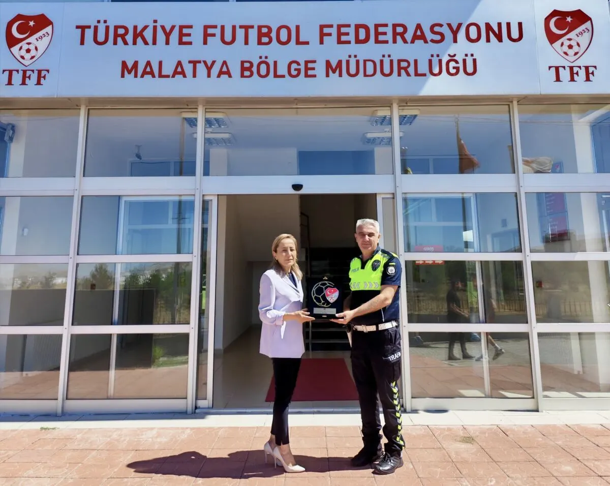 Malatya’da görevli trafik polisi Cengiz Yiğit, üşüyen bir çocuğa kendi